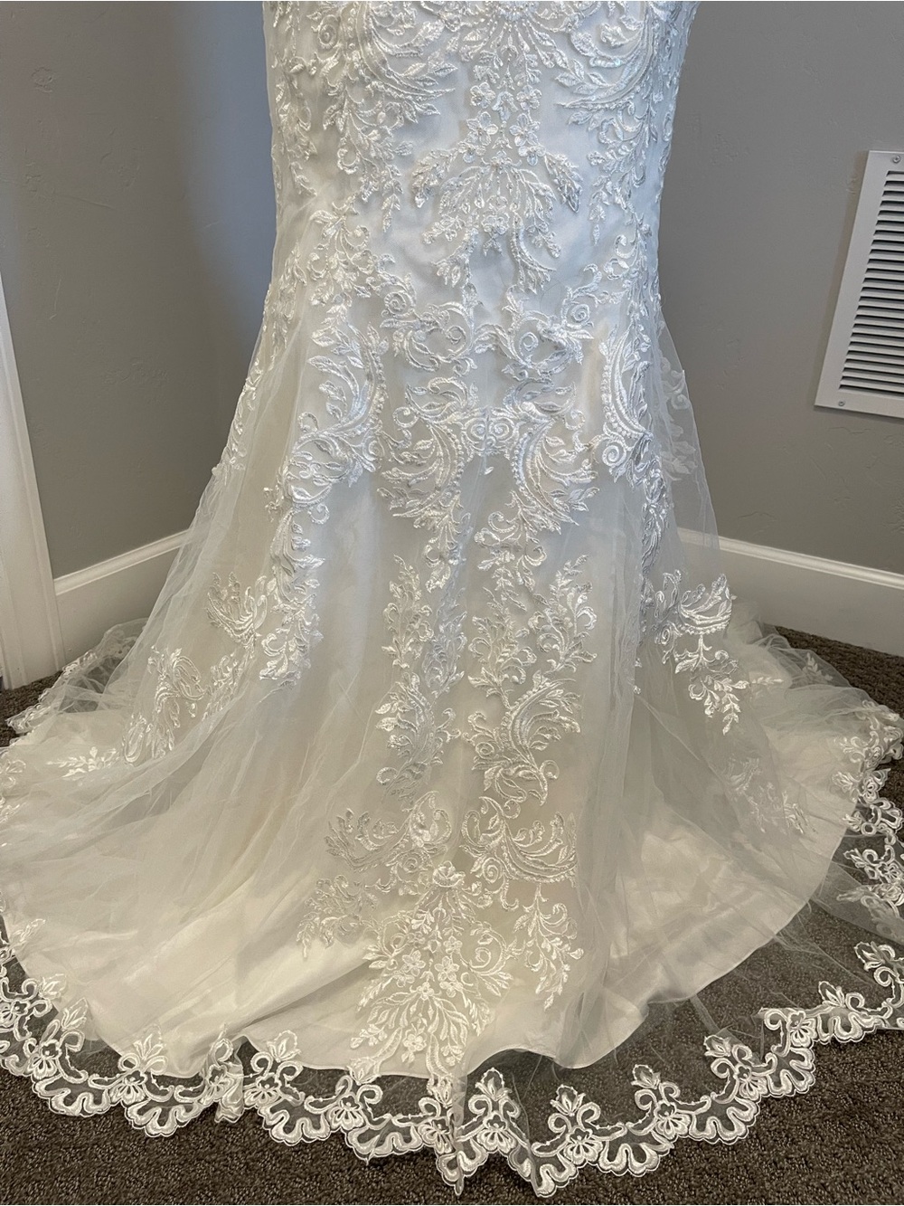 Wedding dress! Brand new Kenneth Winston wedding dress! It’s a size 8 in ivory! - Picture 8 of 16